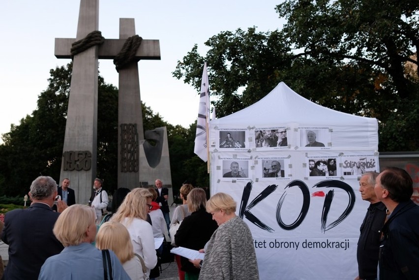 Poznań: "Noc postulatów" KOD-u w rocznicę porozumień