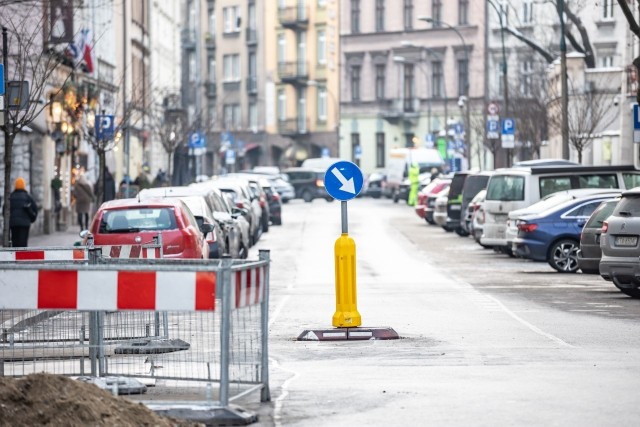 Oznakowanie, jakie pojawiło się na ul. Miodowej, zaskoczyło kierowc&oacute;w.