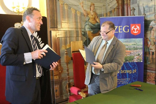 Umowę o współpracy podpisali profesor Marek Tukiendorf, rektor Politechniki Opolskiej i burmistrz Wojciech Huczyński.