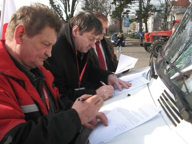 W poniedziałek rolnicy protestujący w Grudziądzu  podpisali się pod listem do premiera, którego wzywają do przyjazdu do Bydgoszczy, gdzie mieści się główna siedziba protestujących rolników