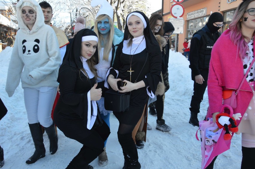 Zakopane. Kilkuset maturzystów zatańczyło poloneza na Krupówkach [ZDJĘCIA]