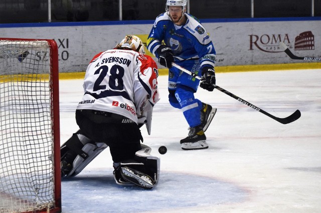 Inauguracja sezonu hokejowej ekstraklasy (10 września 2021). Energa Toruń - Re-Plast Unia Oświęcim 6:4. Andrej Themar (niebieski strój) i jego koledzy z Oświęcimia, zbyt późno zaczęli strzelać gole w Toruniu.