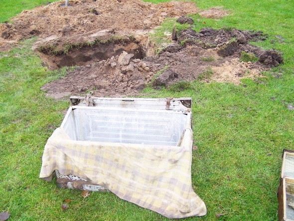 Na boisku odkryto wykopaną dziurę i stojącą obok aluminiową skrzynię