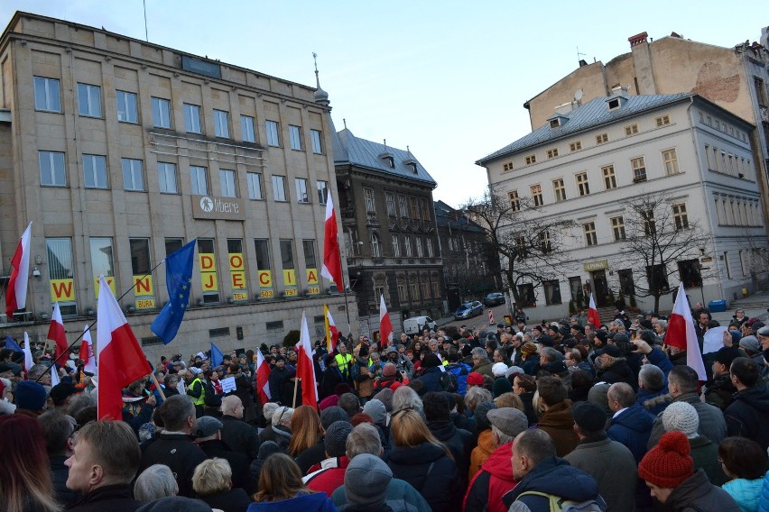 Manifestacja Komitetu Obrony Demokracji w Bielsku-Białej [ZDJĘCIA, WIDEO]