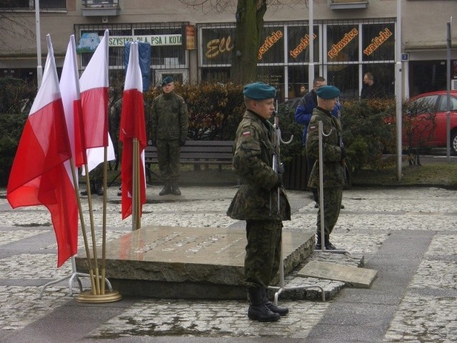 Przed pomnikiem wartę pełnili żołnierze.