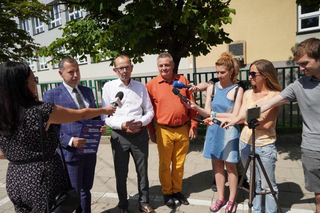 Czwartkowa konferencja prasowa odbyła się przed I LO w Białymstoku, jednym z najbardziej prestiżowych i obleganych przez uczniów liceów w stolicy województwa podlaskiego