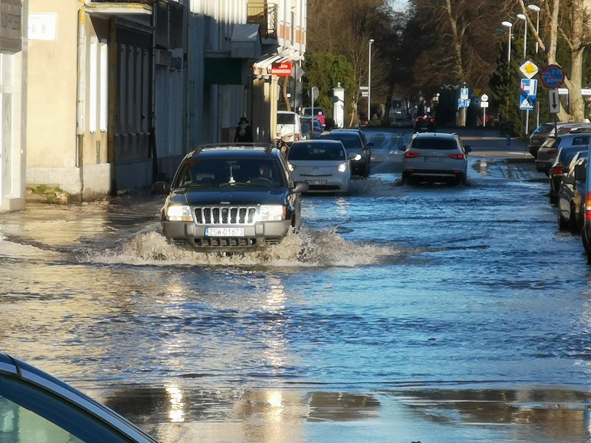 Sztorm w Świnoujściu. Bałtyk zatopił plażę oraz nabrzeża wysp. Takiej sytuacji nie było tu już dawno [ZDJĘCIA]