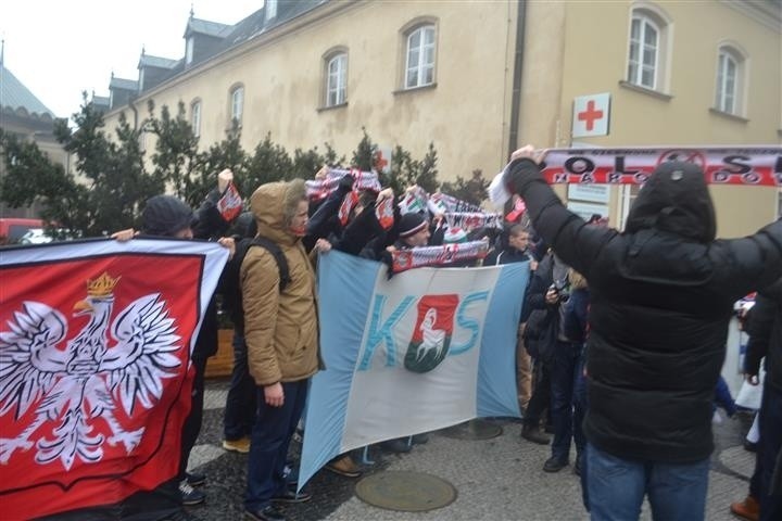 Częstochowa: Piłkarscy kibice opanowali jasnogórski szczyt. To już ich siódma pielgrzymka [ZDJĘCIA]