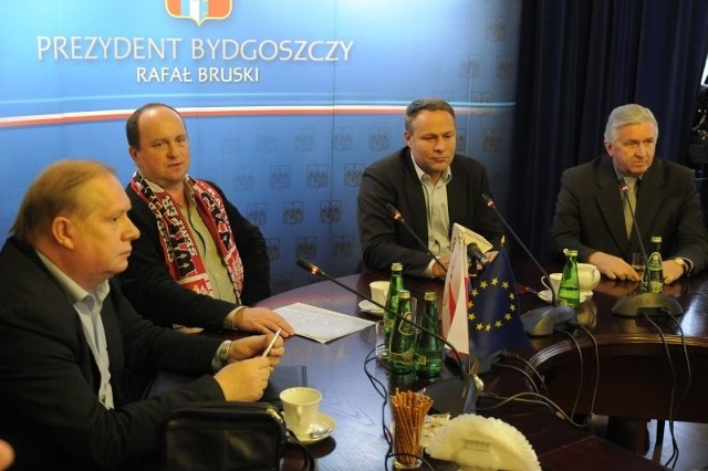 Pierwsza wspólna konferencja władz Polonii, jeszcze w pełnej zgodzie (od lewej): Jerzy Kanclerz, Jarosław Deresiński oraz Rafał Bruski i Józef Gramza.