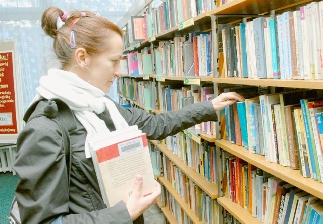 - Lubię książki. Wypożyczam więc nie tylko te, które potrzebuję na studia - mówi Karolina Jamska