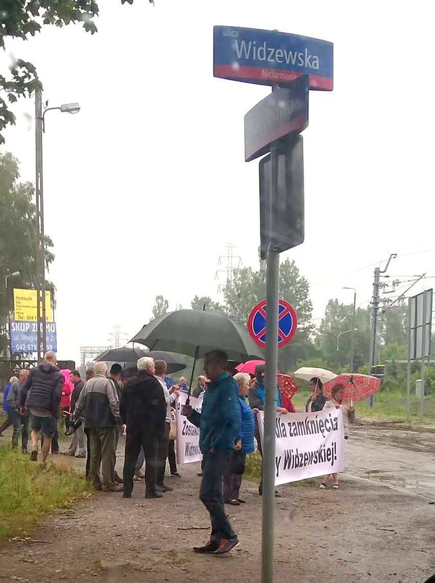 Zdeterminowani mieszkańcy protestowali mimo deszczu.