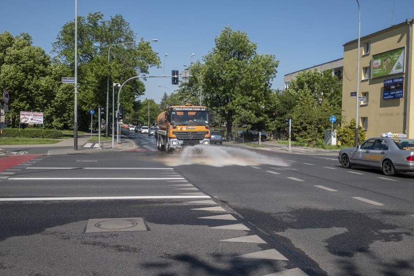 Poznań: Upał w mieście - na ulice wyjechały polewaczki [ZDJĘCIA]