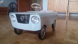 Poznań: Mieszkaniec Naramowic zrobił samochód - zabawkę dla swoich dzieci. W nocy ukradła go kobieta, którą nagrał monitoring