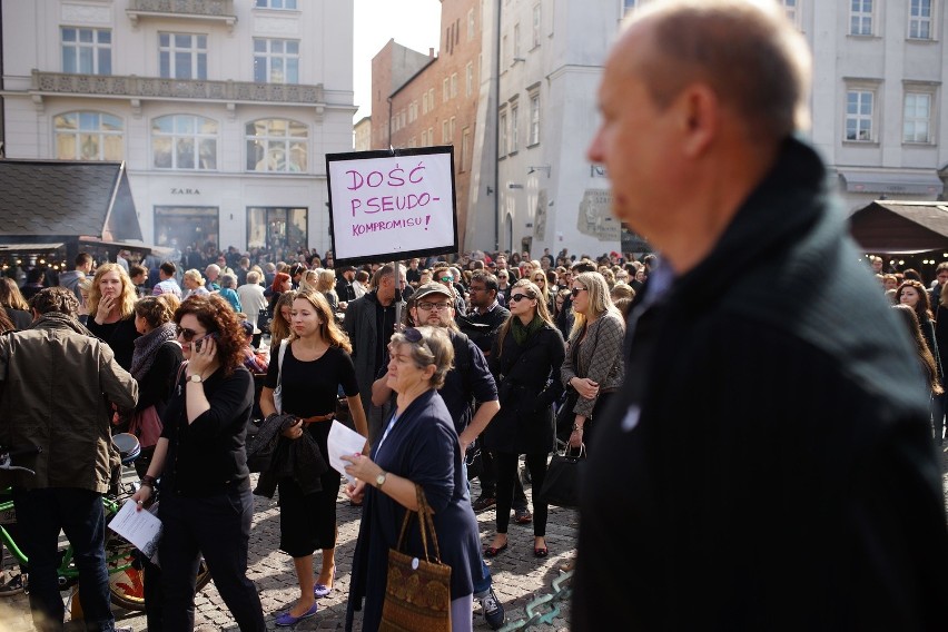 "Czarny protest" na Rynku Głównym w Krakowie. Nie chcą zaostrzenia prawa aborcyjnego [ZDJĘCIA]