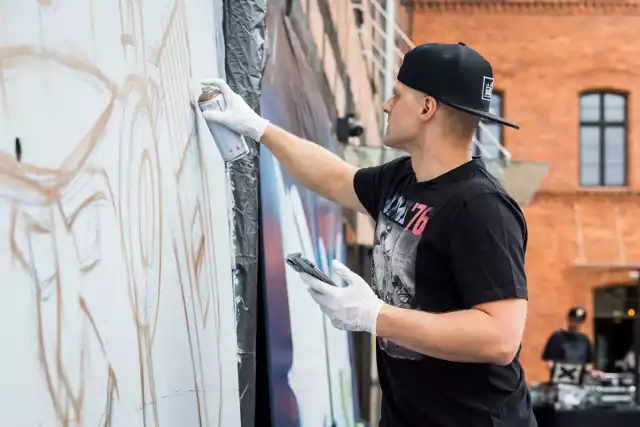 To właśnie w piątkowe popołudnie na tarasie Młynów Rothera można było podglądać tworzenie w technice graffiti, śledzić cały proces, od szkiców po gotowe dzieła. Prace zostaną na dłużej, staną się więc z pewnością ciekawym tłem do fejsbukowych obrazków z Bydgoszczy.