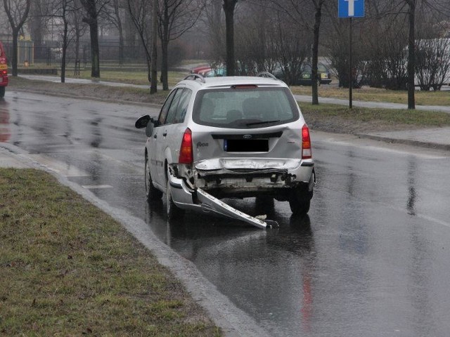 Uderzony w tył ford zatrzymał się około 50 m za pasami.