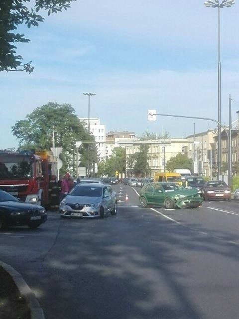 Wypadek na rondzie Jagiellonów w Bydgoszczy. Tworzą się korki [zdjęcia]