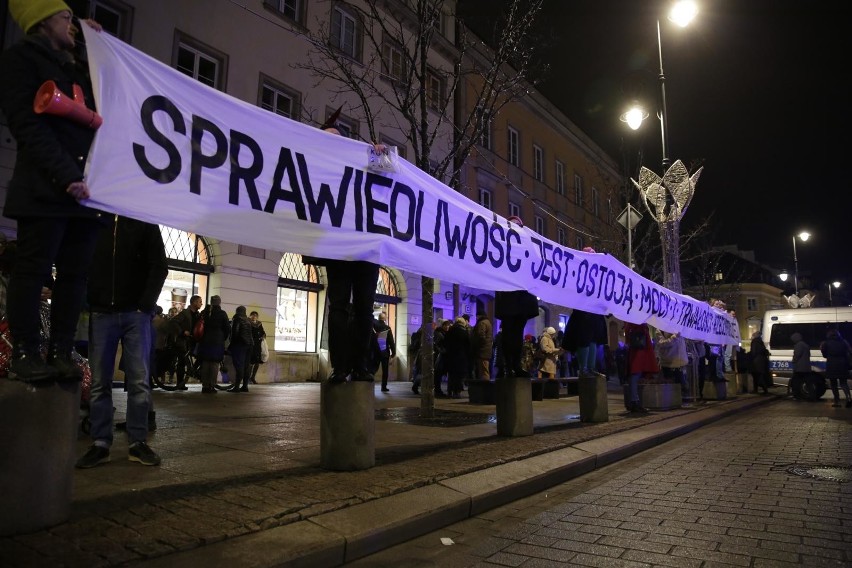 Łańcuch Światła w Warszawie. Manifestacja przed Pałacem...