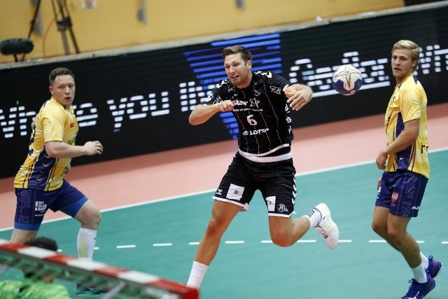 Tomasz Szklarski (pierwszy z lewej) podczas meczu z THW Kiel.