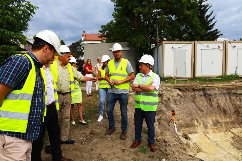 Budowa szkoły i przedszkola przy Partyzantów w Ostrowi Mazowieckiej już rozpoczęta. Kiedy dzieci pójdą do nowej szkoły?