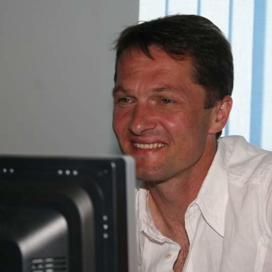 Trener Jacek Zieliński z uśmiechem odpowiadał na niektóre pytania internautów.