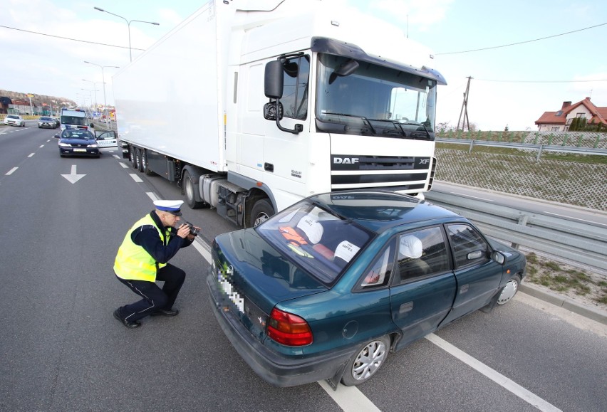 Wypadek w Kielcach. Ciężarówka zderzyła się z osobówką. Ranny mężczyzna