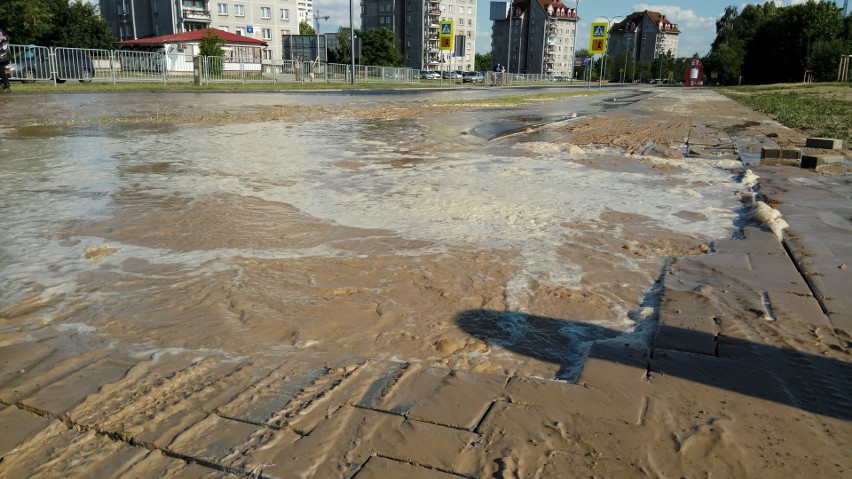 Awaria wodociągowa na Kompozytorów Polskich. Woda zalała ulicę