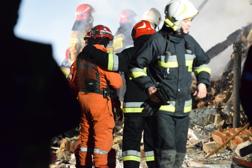 Wybuch gazu w Szczyrku: ponad 100 strażaków na miejscu. Ogień wciąż się tli