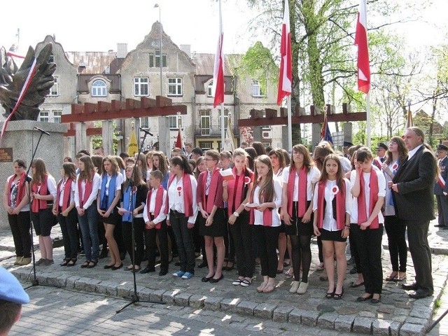 3 maja 2012 r., a więc 10 lat temu oficjalnie i uroczyście odsłonięto w Miastku Pomnik Narodu Polskiego. Znajduje się on w miejskim parku. Zapraszamy do obejrzenia archiwalnych zdjęć i materiału wideo sprzed 10 lat.