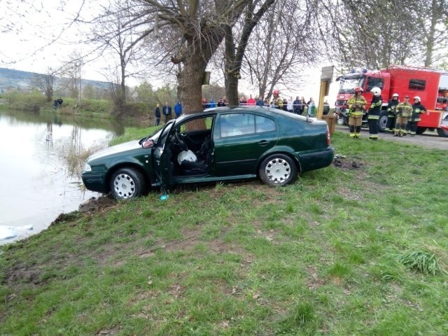 Auto wydobyto z wody, życia kierowcy niestety nie udało się uratować.