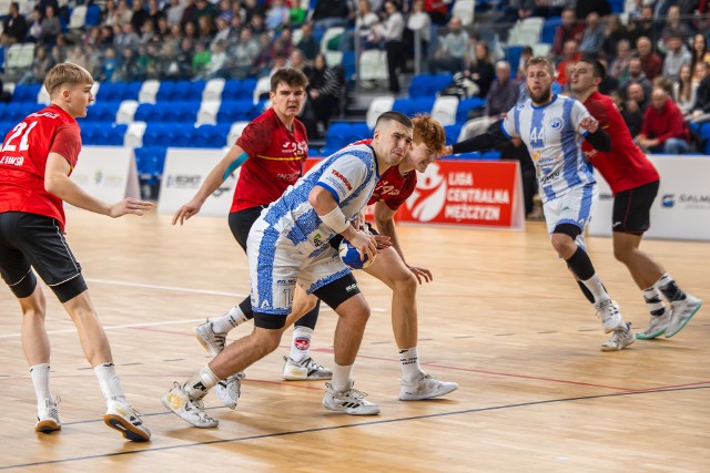 Handball Stal Mielec (biało-niebieskie stroje) nie sprostała Pogoni Szczecin.