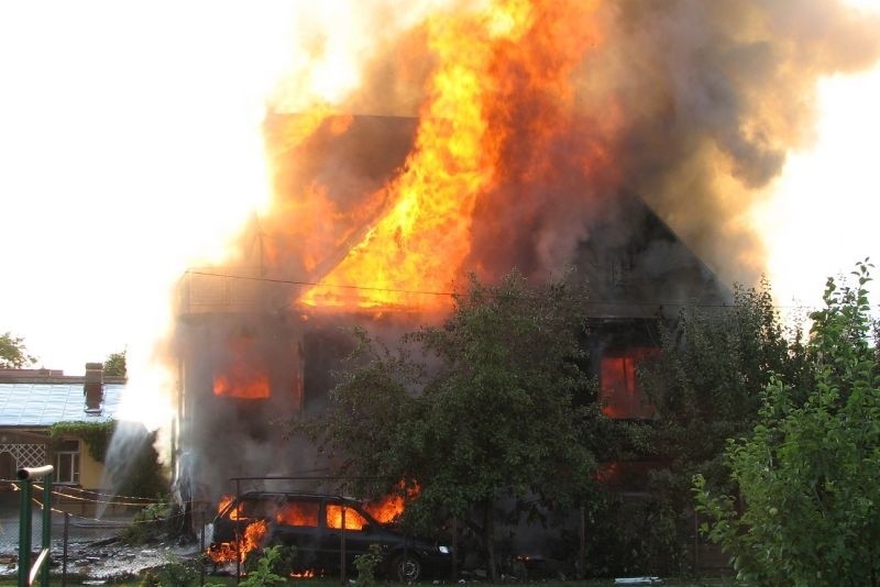 Eksplozja w domu jednorodzinnym. 30 strażaków walczyło z ogniem [ZDJĘCIA]