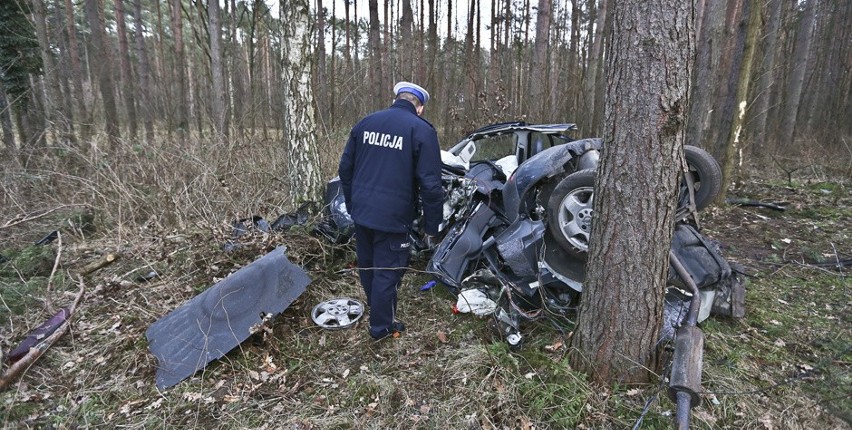 Opel roztrzaskał się o drzewa we wtorek, 30 stycznia, na...