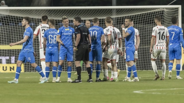 Piłkarze Stali Rzeszów (na niebiesko) wygrali dwa mecze z rzędu i chcą zgarnąć pełna pulę również w tej kolejce.