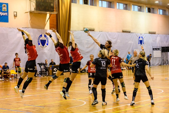 Handball JKS Jarosław (czarne stroje) nie dał rady KPR Kobierzyce.