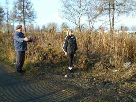 Ulica Sienkiewicza wcale nie przypomina ulicy w mieście, lecz polną drogę. Jest nieutwardzona i pozbawiona oświetlenia.