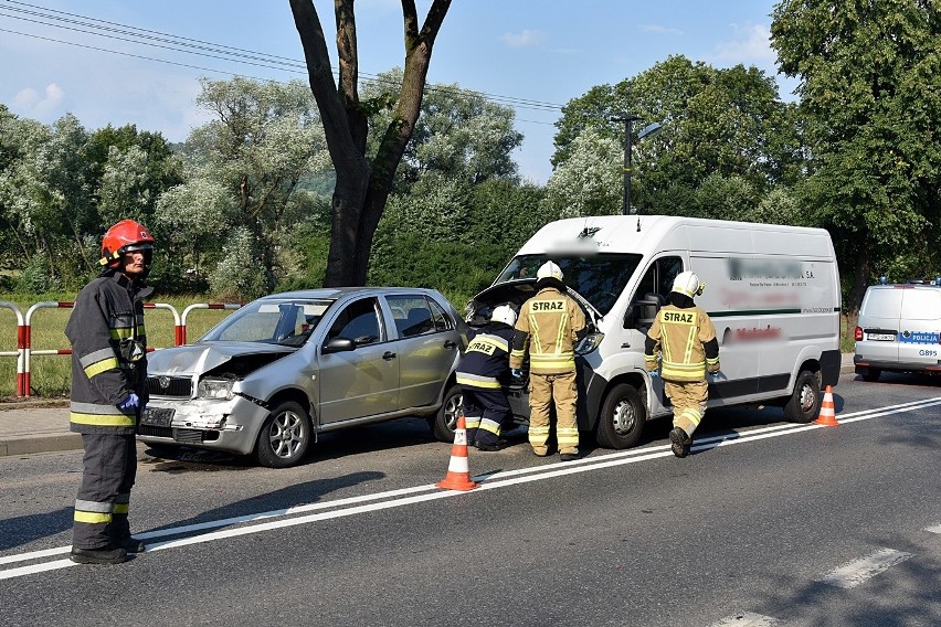 Trzy rozbite samochody w czasie wypadku na drodze wojewódzkiej w Łużnej [ZDJĘCIA]