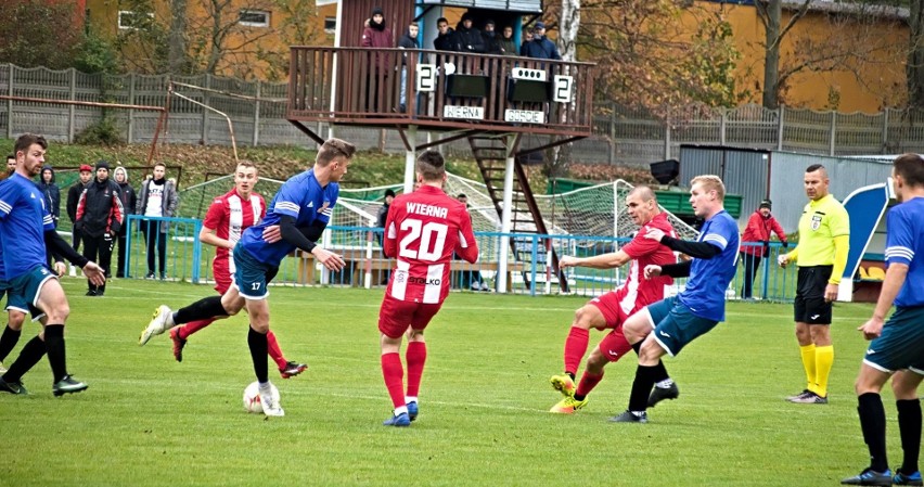 Wierna Małogoszcz wygrała derbowy mecz z Naprzodem Jędrzejów w czwartej lidze 3:2. Było sporo emocji [DUŻO ZDJĘĆ]
