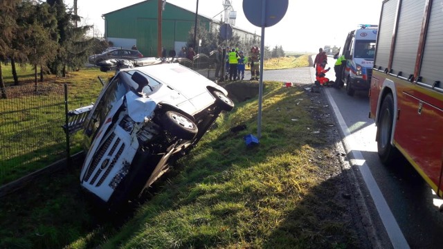 Po zderzeniu oba samochody wpadły do rowów.