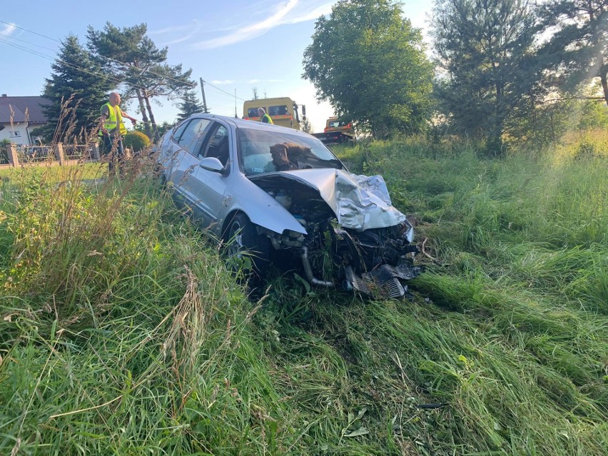 Wypadek w Gierczycach pod Bochnią. Samochód wjechał w słup, dwie osoby zostały ranne [ZDJĘCIA]