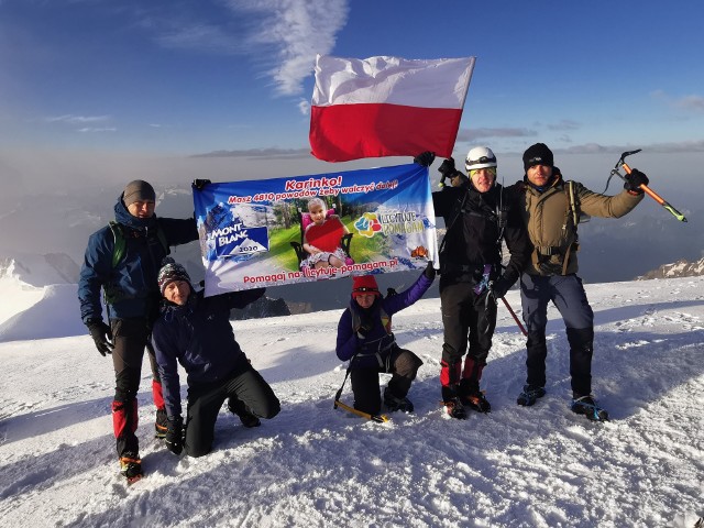 Wyprawa na Mont Blanc z banerem dla Karinki. Od lewej: Marcin Aleksandrowicz, Michał Szukała, Anna Bochnowska, Mateusz Tobola i Sławomir Ciężak