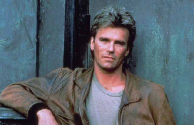 "MacGyver" to amerykański serial sensacyjny opowiadający o losach utalentowanego byłego agenta służb specjalnych.Film powstał w 1985 roku. W Polsce po raz pierwszy wyemitowano go w latach 90. XX wieku. Zyskał niezwykłą popularność. Widzowie docenili oryginalny pomysł. Główny bohater praktycznie nie używał ostrej broni. Z różnych opresji wychodził dzięki swojemu genialnemu umysłowi. Wiele zadań realizował przy użyciu szwajcarskiego scyzoryka. Do dziś niektórzy nazywają takie noże "macgyverami". Umiejętności tworzenia różnych rzeczy z niczego przyjęło nazywać się MacGyveryzmem, a w języku angielskim czasownik MacGyver zaczął oznaczać takie sformułowania jak: "naprawić", wymyślić" czy "rozwiązać".Główną rolę w filmie zagrał Richard Dean Anderson. Zobaczcie, jak dziś wygląda Richard Dean Anderson, odtwórca głównej roli w serialu "MacGyver". Zdjęcia >>>>