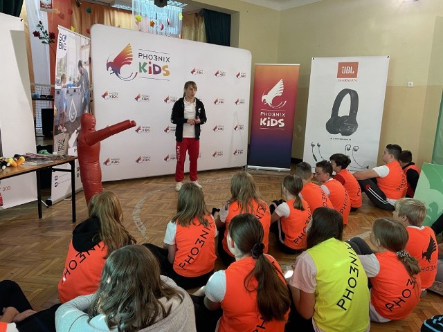 Katarzyna Krawczyk opowiedziała o swojej bogatej karierze sportowej, a także pokazała uczniom podstawy zapas&oacute;w.