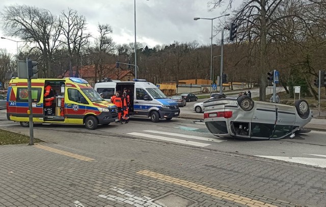 Około południa strażacy z jednostki w Gorzowie Wielkopolskim otrzymali zgłoszenie, że na skrzyżowaniu ulic Kosynierów Gdyńskich ze Żwirową doszło do zderzenia dwóch osobówek. ZOBACZ ZDJĘCIA >>>Siła uderzenia była na tyle duża, że jeden z pojazdów (volkswagen sharan) dachował. Na miejscu interweniowała policja, straż pożarna oraz pogotowie ratunkowe.- Kierujący sharanem, który podróżował z żoną i czwórką dzieci wymusił pierwszeństwo i doprowadził do zderzenia z passatem. W wyniku zderzenia volkswagen sharan przewrócił się na dach - wyjaśniła dla serwisu gorzowianin.com nadkomisarz Magdalena Ziętek, z KMP w Gorzowie Wielkopolskim.W czasie kiedy doszło do zdarzenia na skrzyżowaniu nie działała sygnalizacja świetlna. Kierującego sharanem ukarano mandatem oraz punktami karnymi.