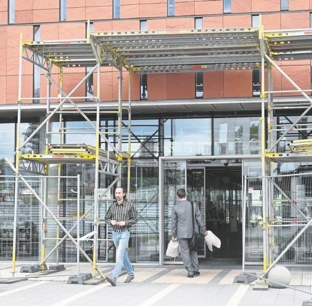 Wokół Centrum Informacji Naukowej i Biblioteki Akademickiej w Katowicach  wciąż widać rusztowania i ogrodzenie  