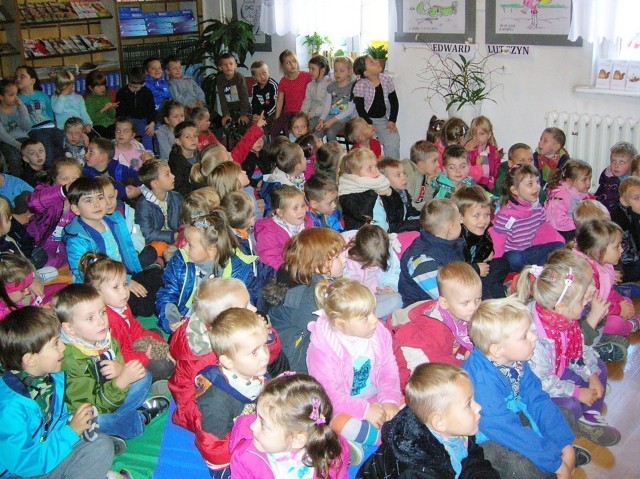 Biblioteka Publiczna w Miastku zaprosiła dzieci na przedstawienie teatralne "Król zwierząt" przygotowane przez aktorów Teatru Urwis z Krakowa. 