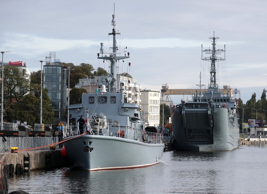 20-lecie Korpusu NATO w Szczecinie. Okręty wojenne przy Wałach Chrobrego. W weekend można je zwiedzać