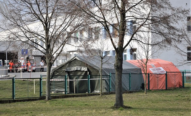 Dodatkowy obszar segregacji - strażackie namioty pod szpitalem w Inowrocławiu