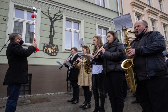 Młodzieżowa Orkiestra Dęta Kujawia w strukturach Fundacji Tamburmajor przy 1 Pomorskiej Brygady Logistycznej w Bydgoszczy na czele z kapelmistrzem dr hab. Mirosławem Kordowskim wystąpiła 16 marca podczas 40. wybuchu strajku chłopskiego w Bydgoszczy