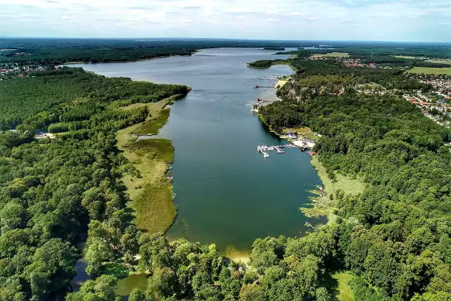 Tak, zdjęcia z drona Grzegorza Walkowskiego są naprawdę niesamowite. Oto Jezioro Sławskie, czyli śląskie morze. Krótka prezentacja. Powierzchnia 8,17 kmkw. Maksymalna długość – 9,22 km, maksymalna szerokość 1,65 km. Średnia głębokość 5,2 m, maksymalna 12,3 m. Długość linii brzegowej 24.650 m, objętość 42.664,8 tys.mszesc. Akwen ma coraz mniejszą powierzchnię. Przez wieki było to około 1.000 ha. W latach 60. minionego stulecia było 817 ha, ostatnie pomiary IMGW mówią o 830. Z kolei geodeci mówią o 860 ha. Dla nich bowiem najważniejsza jest linia brzegowa. Do 1927 akwen był prywatny, później właścicielem było miasto.Zobacz też wideo: Sława i Jezioro Sławskie